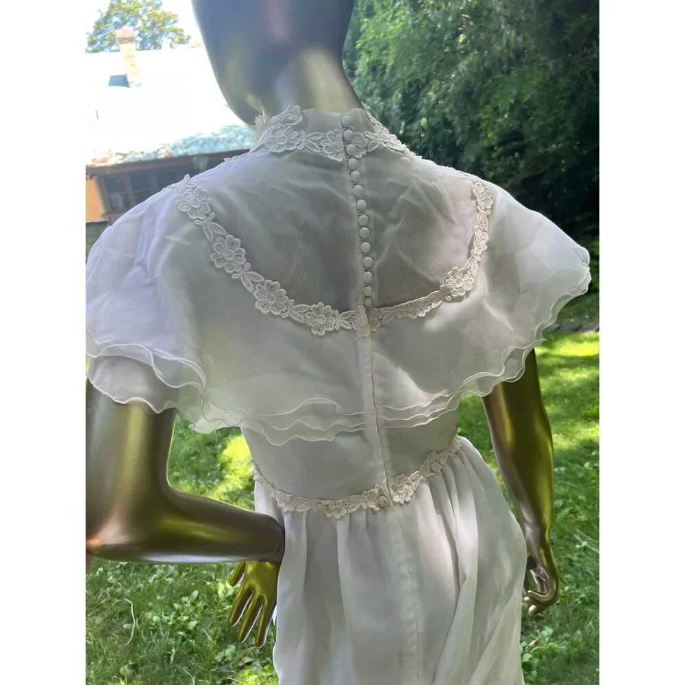 Vintage 1970’s Wedding Gown, size small - Picture 5 of 12